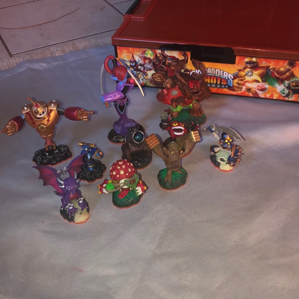 Skylanders Giants figures w/ organizer box